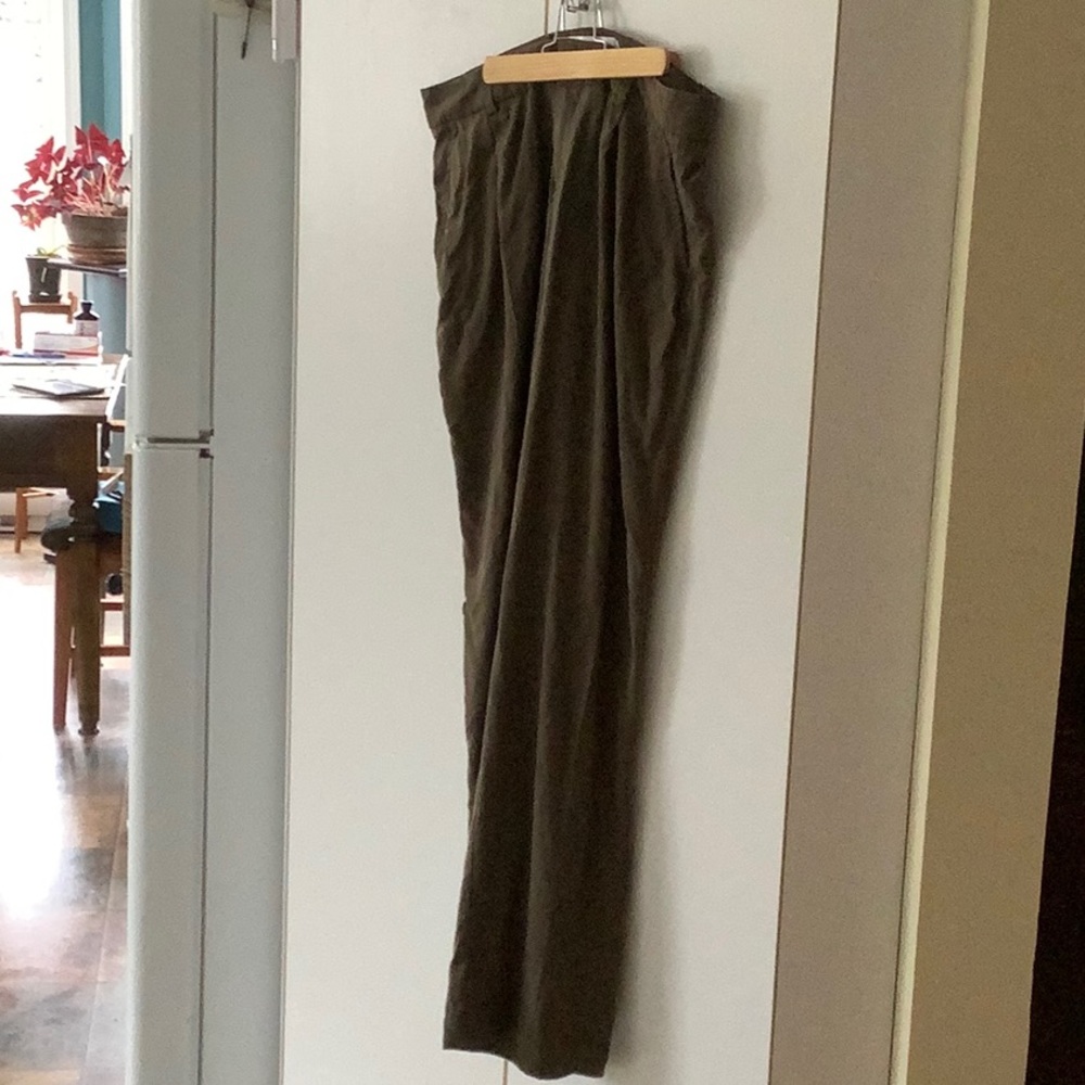 Light weight dress pants with pleats and pockets